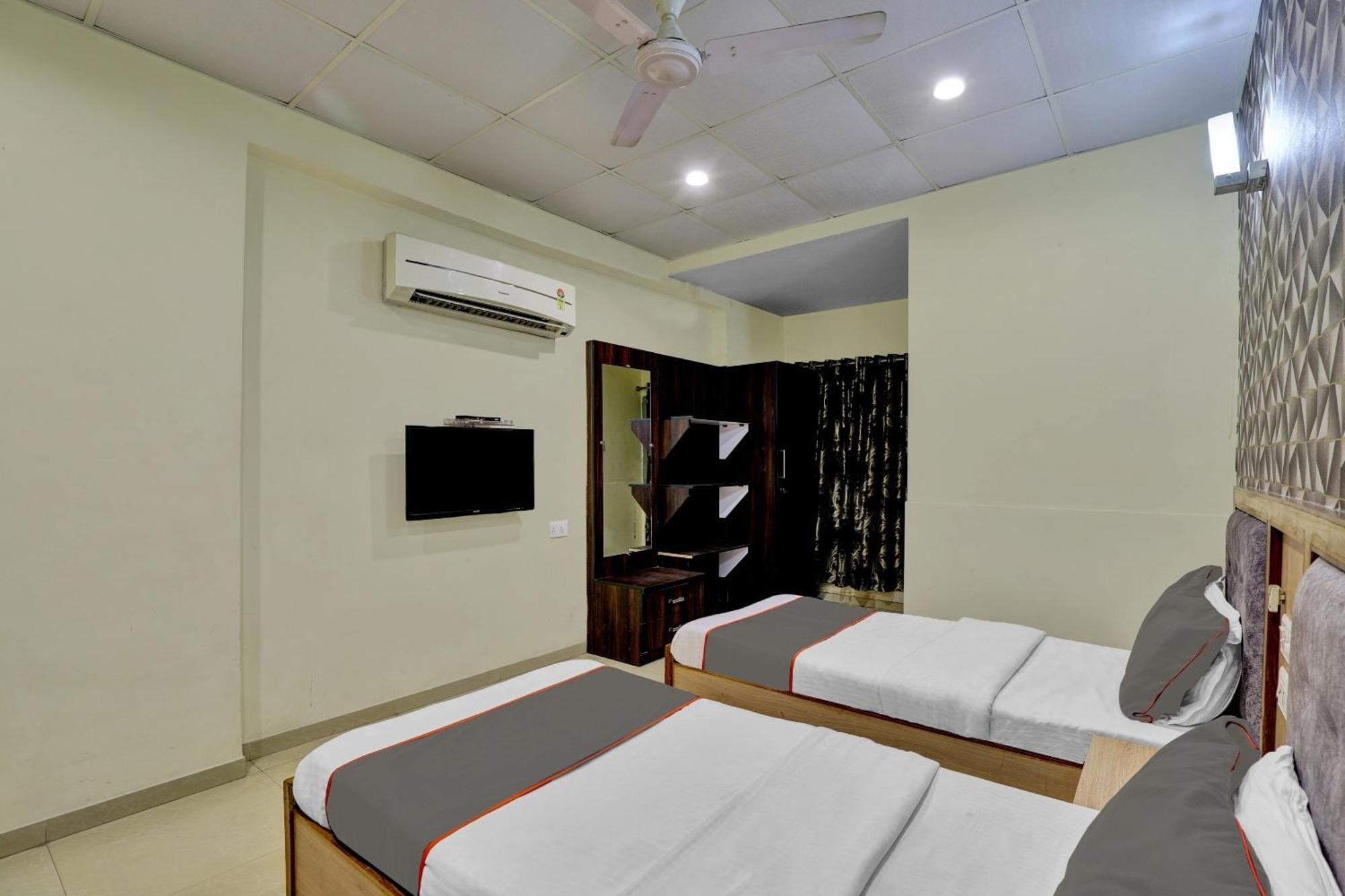 أحمد أباد Collection O 82926 Hotel Royal Plaza المظهر الخارجي الصورة
