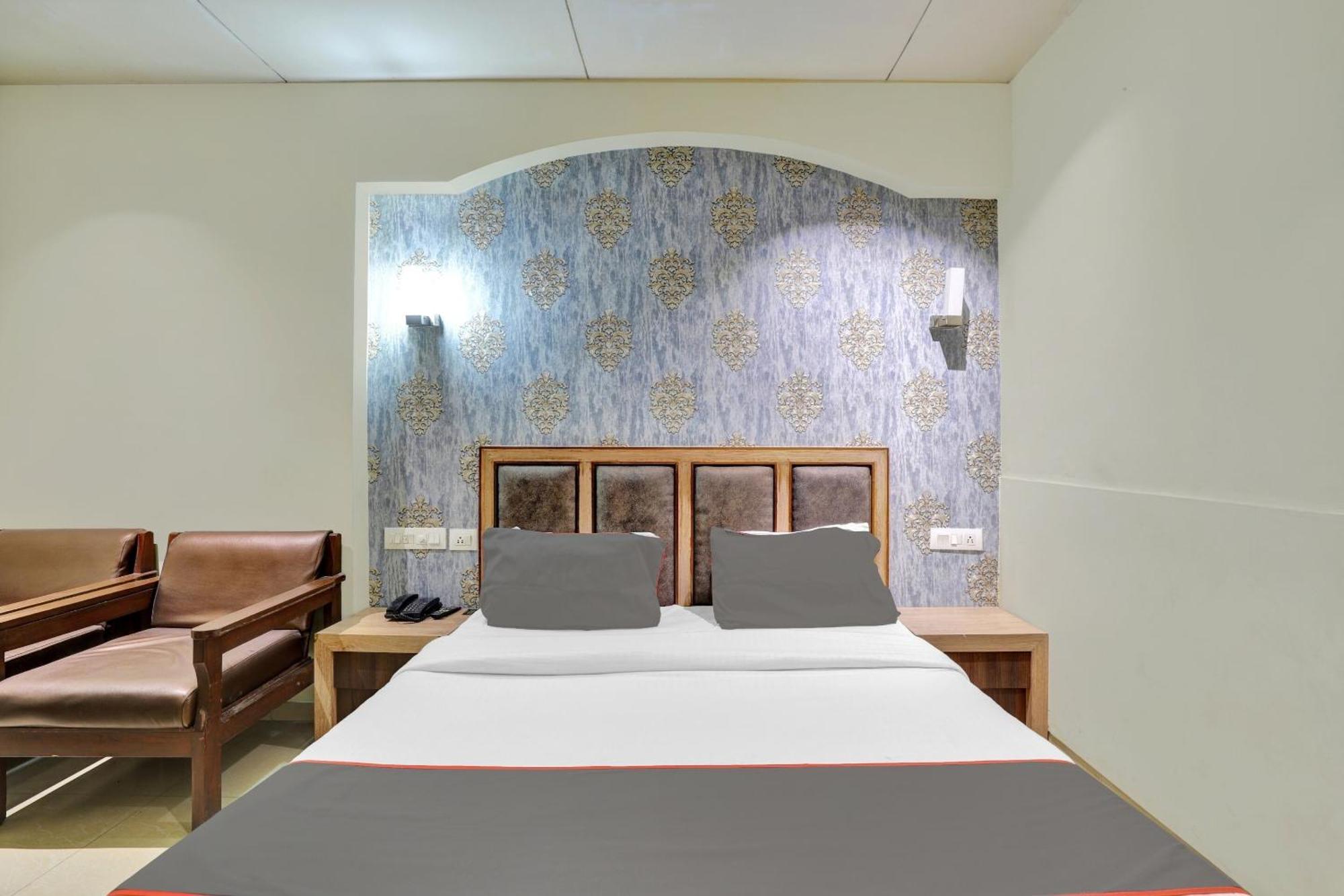 أحمد أباد Collection O 82926 Hotel Royal Plaza المظهر الخارجي الصورة