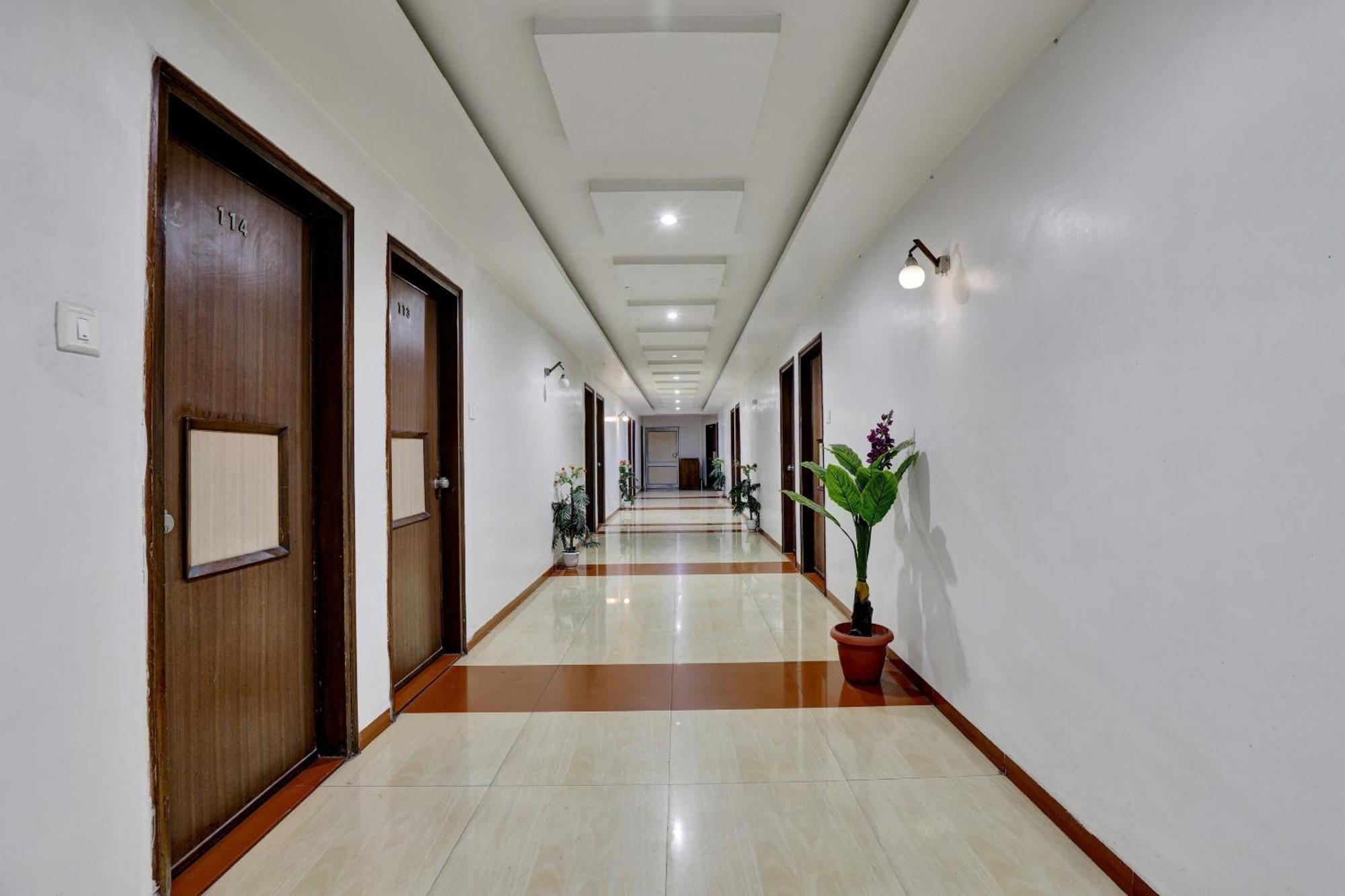 أحمد أباد Collection O 82926 Hotel Royal Plaza المظهر الخارجي الصورة