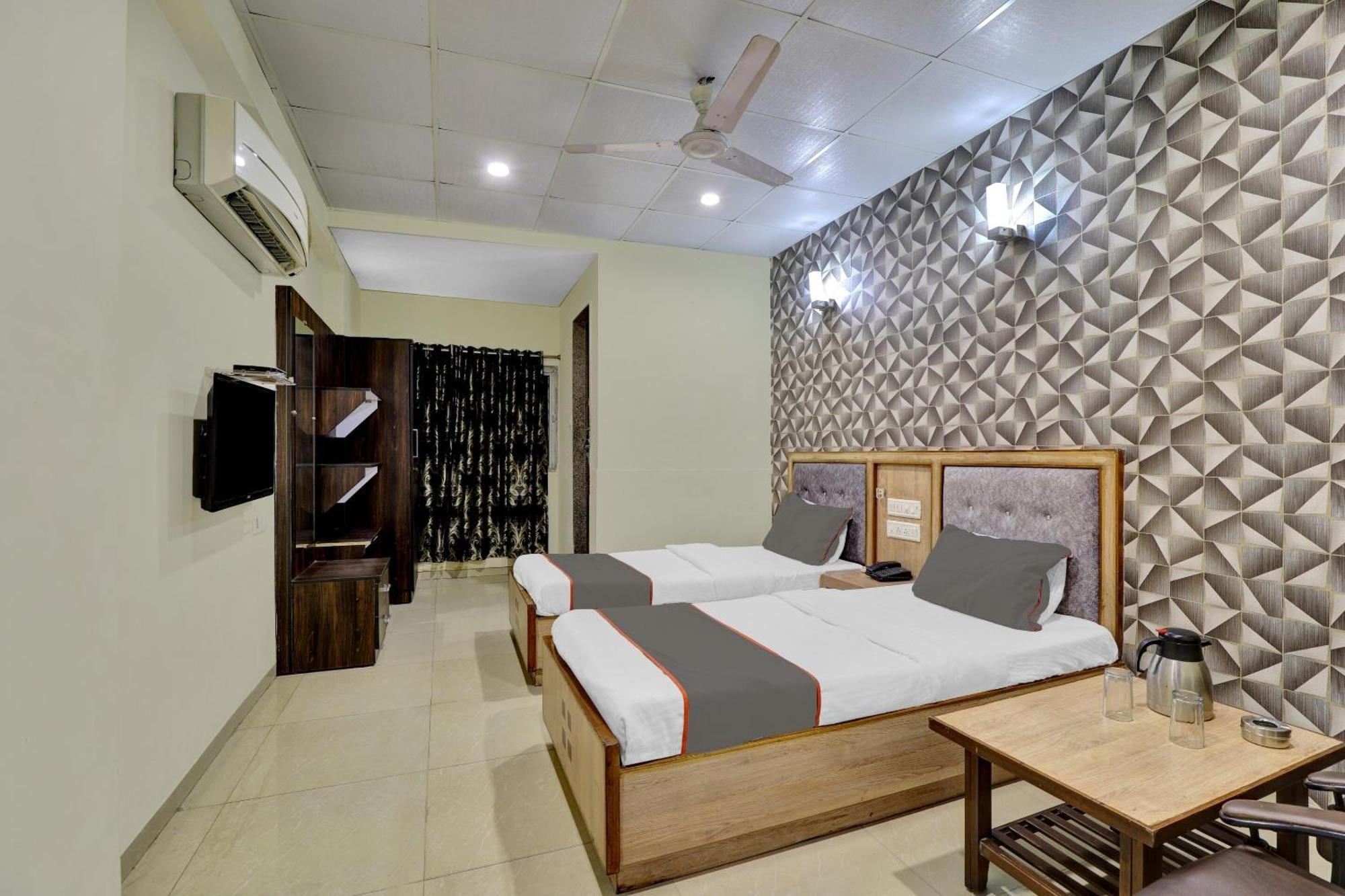 أحمد أباد Collection O 82926 Hotel Royal Plaza المظهر الخارجي الصورة