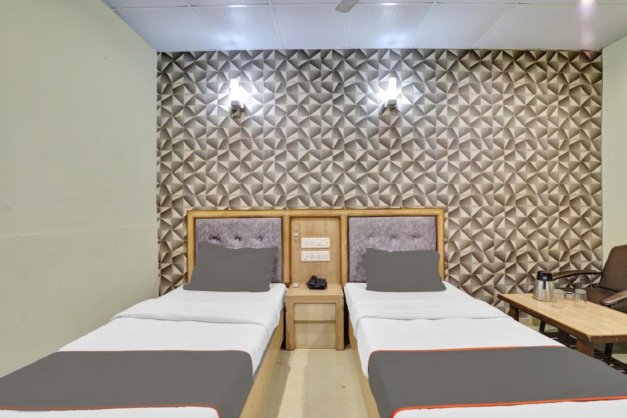 أحمد أباد Collection O 82926 Hotel Royal Plaza المظهر الخارجي الصورة