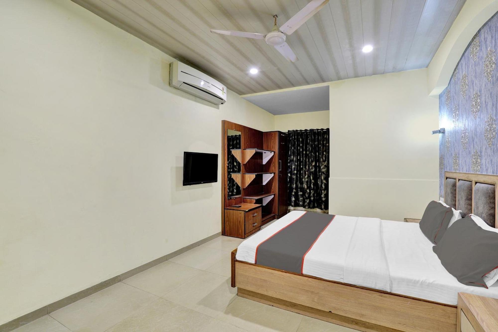 أحمد أباد Collection O 82926 Hotel Royal Plaza المظهر الخارجي الصورة